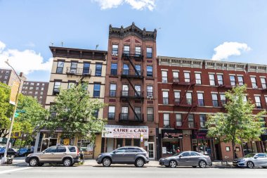 New York City, Usa - 4 Ağustos 2018: Eski tipik yangın çıkışlı apartmanlar ve Manhattan, New York City, Usa 'daki Harlem mahallesindeki insanlar