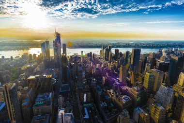 Günbatımında New York City, ABD 'de renkli ışık efektiyle Manhattan' ın modern gökdelenlerinin ufuk çizgisi yükseldi.