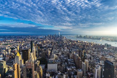 New York City, ABD'de gün batımında Manhattan modern gökdelenlerin siluetinin yükseltilmiş görünümü