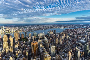 New York City, ABD'de gün batımında Manhattan modern gökdelenlerin siluetinin yükseltilmiş görünümü