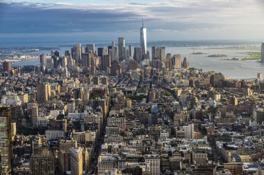 New York City, ABD'de gün batımında Manhattan modern gökdelenlerin siluetinin yükseltilmiş görünümü