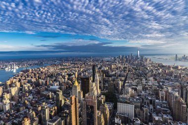 New York City, ABD'de gün batımında Manhattan modern gökdelenlerin siluetinin yükseltilmiş görünümü