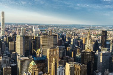 New York City, ABD - 1 Ağustos 2018: New York City, ABD'de gün batımında Manhattan'ın modern gökdelenlerinin siluetinin yükseltilmiş görünümü