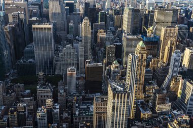 New York City, ABD - 1 Ağustos 2018: New York City, ABD'de gün batımında Manhattan'ın modern gökdelenlerinin siluetinin yükseltilmiş görünümü
