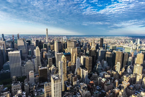 2018년 뉴욕의 일몰에 맨해튼의 현대적인 빌딩의 스카이라인의 — 스톡 사진