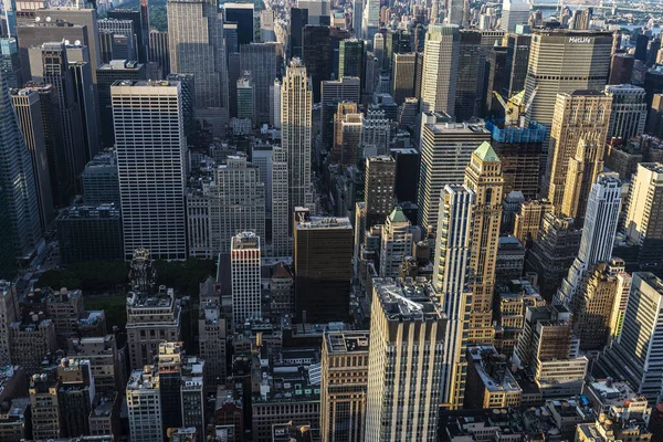 2018년 뉴욕의 일몰에 맨해튼의 현대적인 빌딩의 스카이라인의 — 스톡 사진