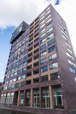 Amsterdam, Hollanda 'da dairelerle dolu modern bir yerleşim yeri cephesi