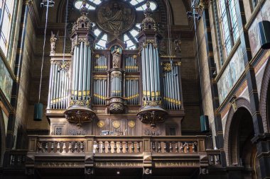 Hollanda 'nın başkenti Amsterdam' da bulunan Saint Nicholas Bazilikası (Van de Heilige Nicolaas veya Sint-Nicolaaskerk) kilisesi.