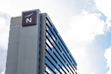 Amsterdam, Hollanda - 7 Eylül 2018: Hollanda, Amsterdam 'daki Novotel Oteli Cephesi