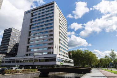 Amsterdam, Hollanda - 7 Eylül 2018: Amsterdam, Hollanda 'nın yeni bir mahallesindeki modern ofis ve konut binaları