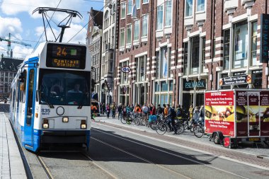 Amsterdam, Hollanda - 7 Eylül 2018: Tramvay dolaşımı ve Nieuwezijds Voorburgwal 'da yürüyen insanlar Amsterdam, Hollanda' nın eski tarihi merkezinde