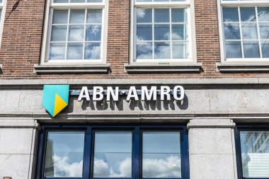 Amsterdam, Hollanda - 7 Eylül 2018: Hollanda, Amsterdam 'da ABN AMRO Bank' ın şube binasının cephesi