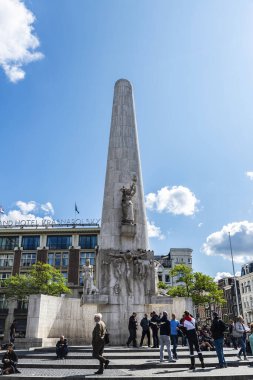 Amsterdam, Hollanda - 7 Eylül 2018: Baraj Meydanı 'ndaki Ulusal Anıt, İkinci Dünya Savaşı sırasında ölen askerlerin anısına, Amsterdam, Hollanda' daki insanların bulunduğu