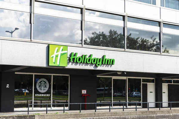 Amsterdam, Hollanda - 7 Eylül 2018: Amsterdam, Hollanda 'daki Holiday Inn Otel ve Starbucks Kafe