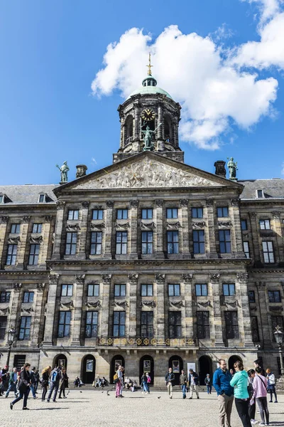 Amsterdam Nizozemsko Září 2018 Fasáda Královského Paláce Amsterdamu Lidmi Náměstí — Stock fotografie