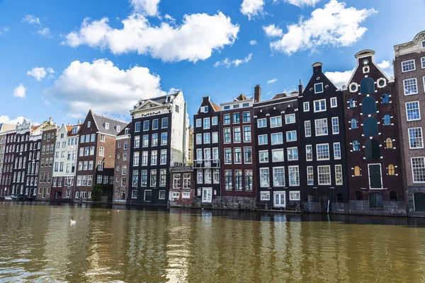 Vecchie Case Pendenti Tradizionali Lungo Canale Damrak Waterfront Amsterdam Paesi — Foto Stock