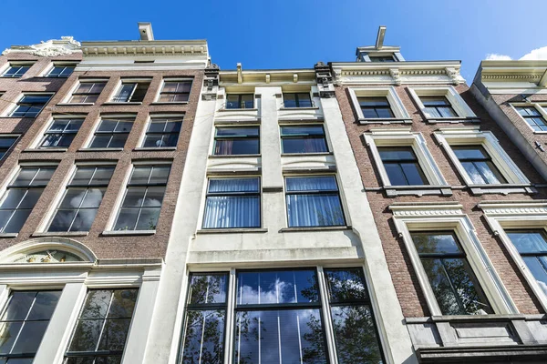 Facciata Vecchie Case Pendenti Tradizionali Amsterdam Paesi Bassi — Foto Stock