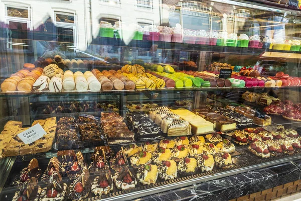 Tentoonstelling Van Een Snoepwinkel Met Een Groot Assortiment Cakes Macarons — Stockfoto