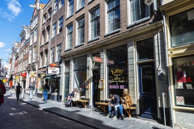 Amsterdam, Hollanda - 7 Eylül 2018: Hollanda 'nın eski Amsterdam kentinde bar ve restoranları olan alışveriş caddesi