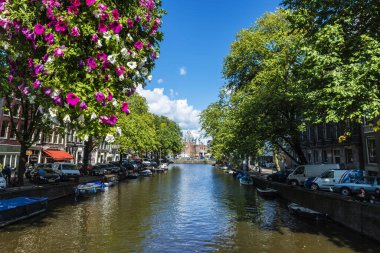 Amsterdam, Hollanda - 7 Eylül 2018: Waag (tartı evi), Hollanda 'nın Kloveniersburgwal kanalından Amsterdam' ın Nieuwmarkt meydanındaki bir şehir kapısı