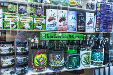 Amsterdam, Hollanda - 7 Eylül 2018: Hollanda, Amsterdam 'da bir Hash Marihuana ve Esrar dükkanının görüntüsü