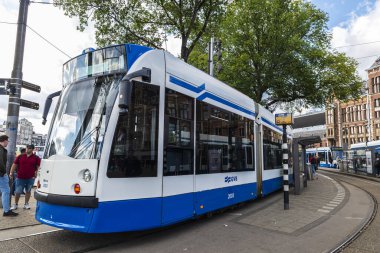 Amsterdam, Hollanda - 7 Eylül 2018: Tramvay turu ve Hollanda 'nın eski tarihi merkezinde yürüyen insanlar