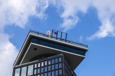 Amsterdam, Hollanda - 7 Eylül 2018: Hollanda 'nın Overhoeks semtindeki Adam Gözcüsünün çatısında sallan