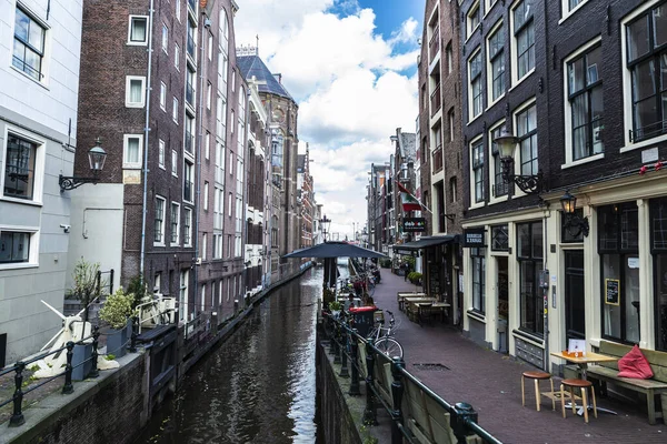 荷兰阿姆斯特丹 2018年9月7日 荷兰阿姆斯特丹一条运河沿岸古老的传统倾斜房屋 — 图库照片