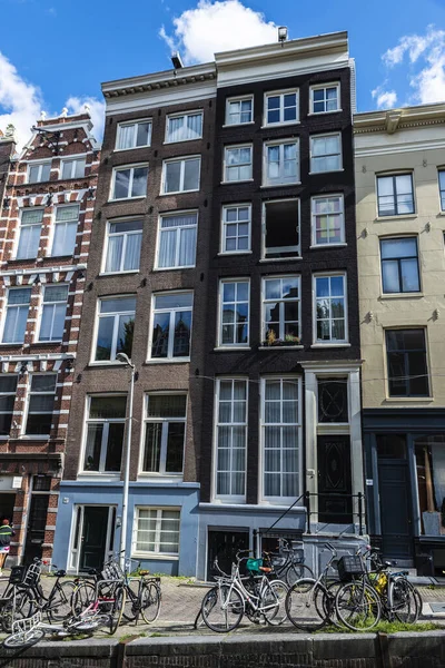 Amsterdam September 2018 Oude Traditionele Scheve Huizen Langs Een Gracht — Stockfoto