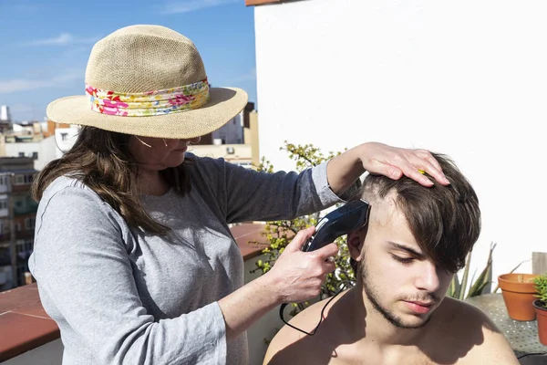 Mother Cutting Hair Teenager Son Hair Clipper Balcony His Home — Stock Photo, Image