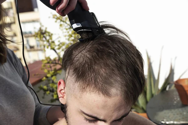Mother Cutting Hair Teenager Son Hair Clipper Balcony His Home — Stock Photo, Image