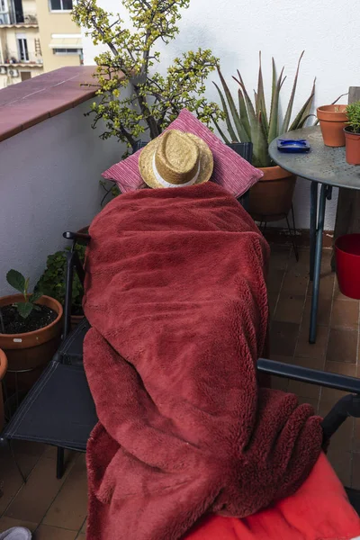 Slapen Zonnebaden Met Deken Hoed Het Balkon Van Zijn Huis — Stockfoto