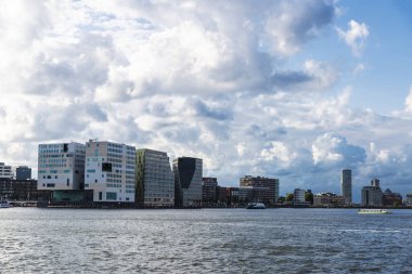 Hollanda, Amsterdam 'da yeni bir mahallede IJDock ve adliye manzarası
