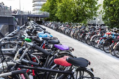 Amsterdam, Hollanda - 7 Eylül 2018: Amsterdam, Hollanda 'nın merkezinde arka arkaya park etmiş bisikletlerle dolu büyük bir bisiklet park alanı