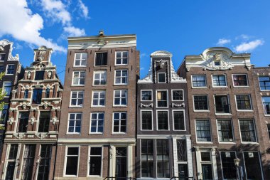 Hollanda 'nın Amsterdam kentindeki eski geleneksel eğimli evler cephesi