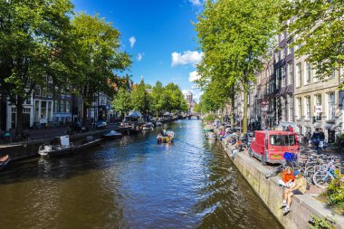 Amsterdam, Hollanda - 7 Eylül 2018: Saint Nicholas Bazilikası (Van de Heilige Nicolaas veya Sint-Nicolaaskerk) ile Kanal