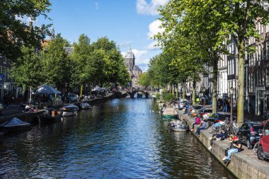 Amsterdam, Hollanda - 7 Eylül 2018: Saint Nicholas Bazilikası (Van de Heilige Nicolaas veya Sint-Nicolaaskerk) ile Kanal