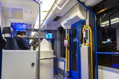 Amsterdam, Hollanda - 7 Eylül 2018: Amsterdam, Hollanda 'da gece saatlerinde modern bir tramvayın içinde gezgin