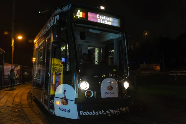 Amsterdam September 2018 Tram Circuleert Nachts Met Rabobank Reclame Mensen — Stockfoto