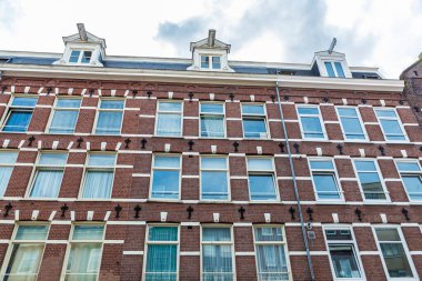 Hollanda 'nın eski Amsterdam kentindeki eski klasik evlerin cephesi