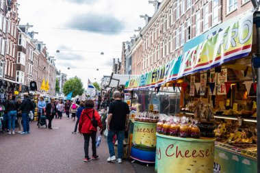 Amsterdam, Hollanda - 8 Eylül 2018: Albert Cuyp Market, Amsterdam, Hollanda 'da insanların bulunduğu sokak pazarı