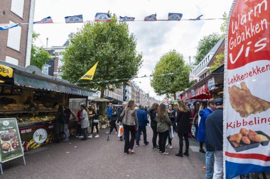Amsterdam, Hollanda - 8 Eylül 2018: Albert Cuyp Market, Amsterdam, Hollanda 'da insanların bulunduğu sokak pazarı