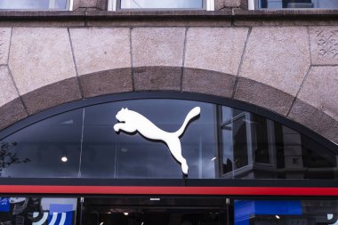 Amsterdam, Hollanda - 8 Eylül 2018: Amsterdam, Hollanda 'da bir Puma spor mağazasının logosu