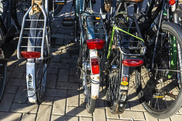 Amsterdã Holanda Setembro 2018 Bicicletas Antigas Vintage Estacionadas Uma Rua — Fotografia de Stock