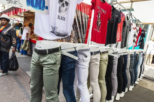 アムステルダム オランダ 2018年9月8日 アルバート カイプ市場の衣料品店 オランダのアムステルダム周辺の人々とのストリートマーケット — ストック写真