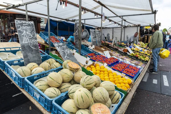 Amsterdã Holanda Setembro 2018 Vendedor Uma Loja Frutas Vegetais Com — Fotografia de Stock
