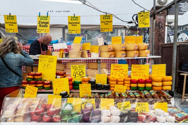 アムステルダム オランダ 2018年9月8日 オランダ アムステルダムのストリートマーケット アルバート カイプ市場のチーズショップのベンダー — ストック写真