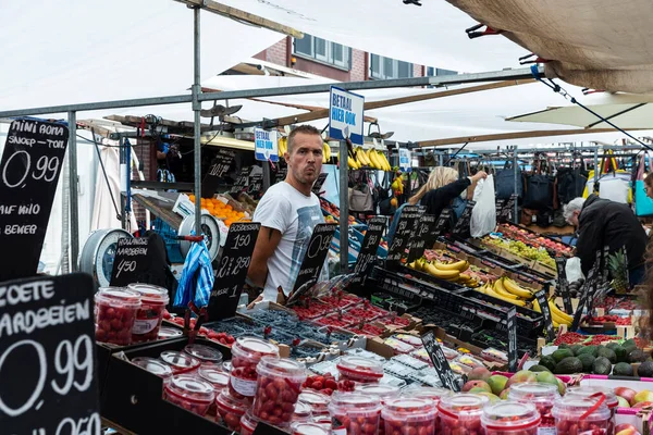 Amsterdam September 2018 Verkoper Een Groente Fruitwinkel Met Mensen Buurt — Stockfoto