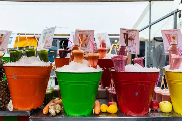 Amsterdã Holanda Setembro 2018 Suco Frutas Smoothie Cubos Coloridos Uma — Fotografia de Stock