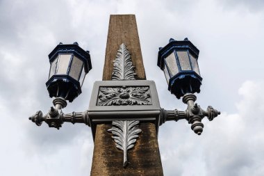 Hollanda, Amsterdam 'ın merkezinde eski bir sokak lambası direği 